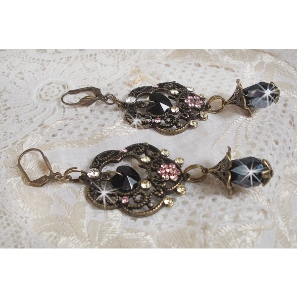 BO Irr&eacute;sistible Passion Kollektion mit Swarovski-Kristallen auf filigranen, bronzefarbenen Blumenleuchtern