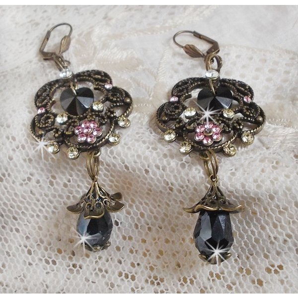 BO Irr&eacute;sistible Passion Kollektion mit Swarovski-Kristallen auf filigranen, bronzefarbenen Blumenleuchtern