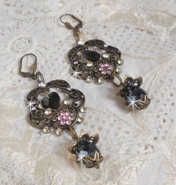 BO Irr&eacute;sistible Passion Kollektion mit Swarovski-Kristallen auf filigranen, bronzefarbenen Blumenleuchtern