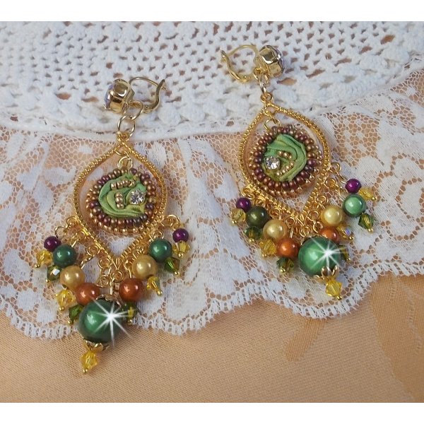 BO Venezianischer Mond bestickt mit cham&auml;leonfarbenem Seidenband, Swarovski-Kristallen und magischen Perlen