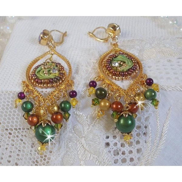 BO Venezianischer Mond bestickt mit cham&auml;leonfarbenem Seidenband, Swarovski-Kristallen und magischen Perlen