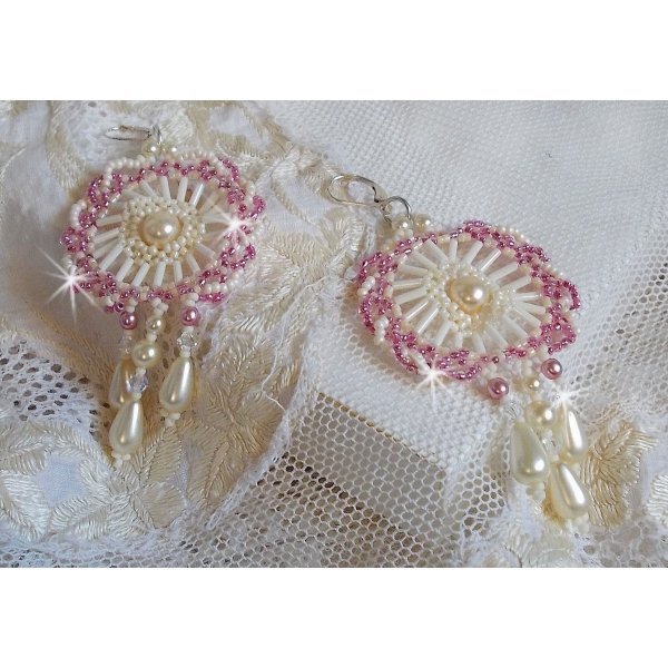 BO D&eacute;tente montiert mit runden Perlmuttperlen und Tropfen in Elfenbein, Rocailles in Antikrosa und Dormeuses in 925er Silber