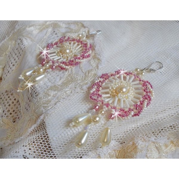 BO D&eacute;tente montiert mit runden Perlmuttperlen und Tropfen in Elfenbein, Rocailles in Antikrosa und Dormeuses in 925er Silber