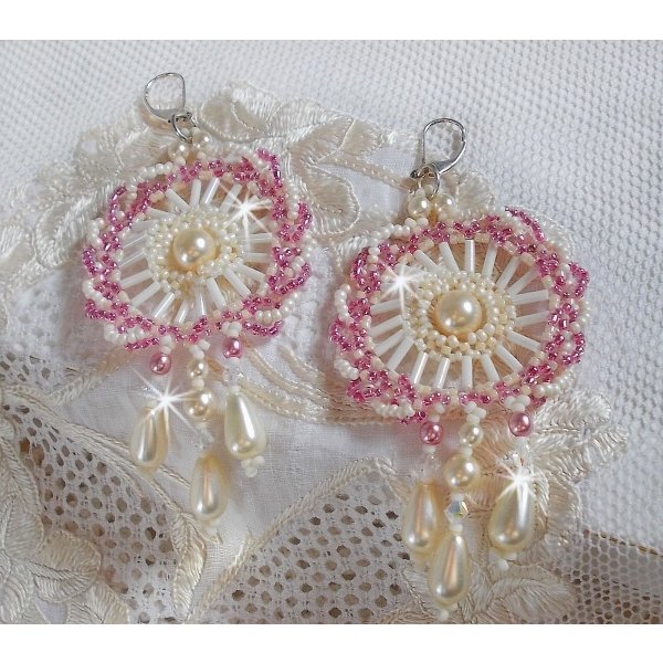 BO D&eacute;tente montiert mit runden Perlmuttperlen und Tropfen in Elfenbein, Rocailles in Antikrosa und Dormeuses in 925er Silber