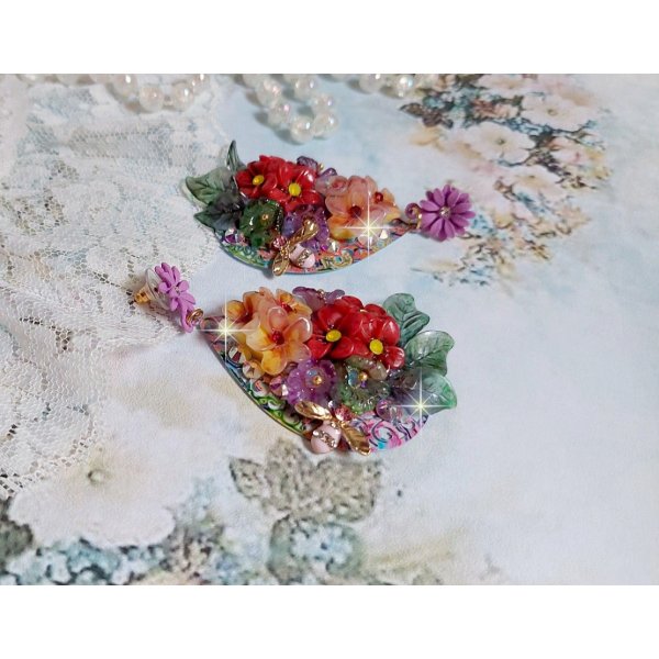 BO Pr&eacute;cieuses Fleurs en r&eacute;sine, breloques abeilles et cristaux. Tout est positionn&eacute; sur des estampes color&eacute;es avec des crochets d&rsquo;oreilles Marguerite M&eacute;tal. Belles nuances de couleurs