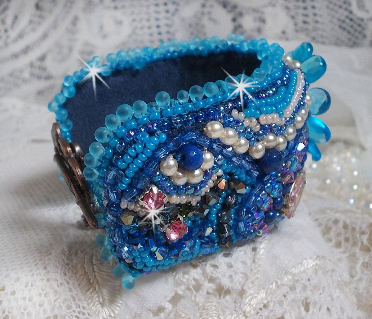 Belle Epoque Manschette Haute-Couture Armband bestickt mit Swarovski Kristallen, Harz Cabochons und Rocailles