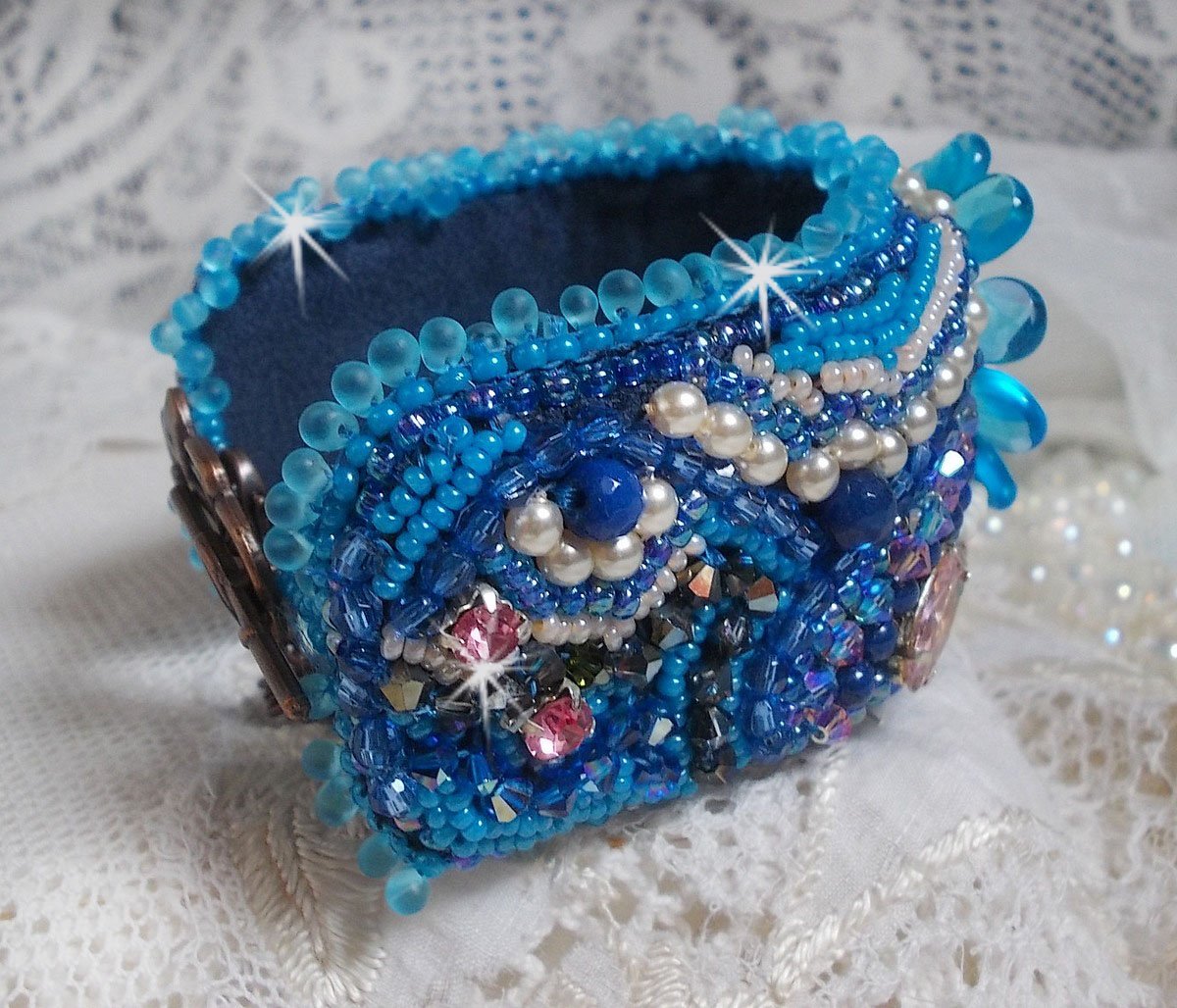 Belle Epoque Manschette Haute-Couture Armband bestickt mit Swarovski Kristallen, Harz Cabochons und Rocailles