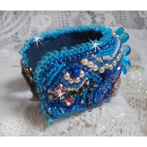 Belle Epoque Manschette Haute-Couture Armband bestickt mit Swarovski Kristallen, Harz Cabochons und Rocailles
