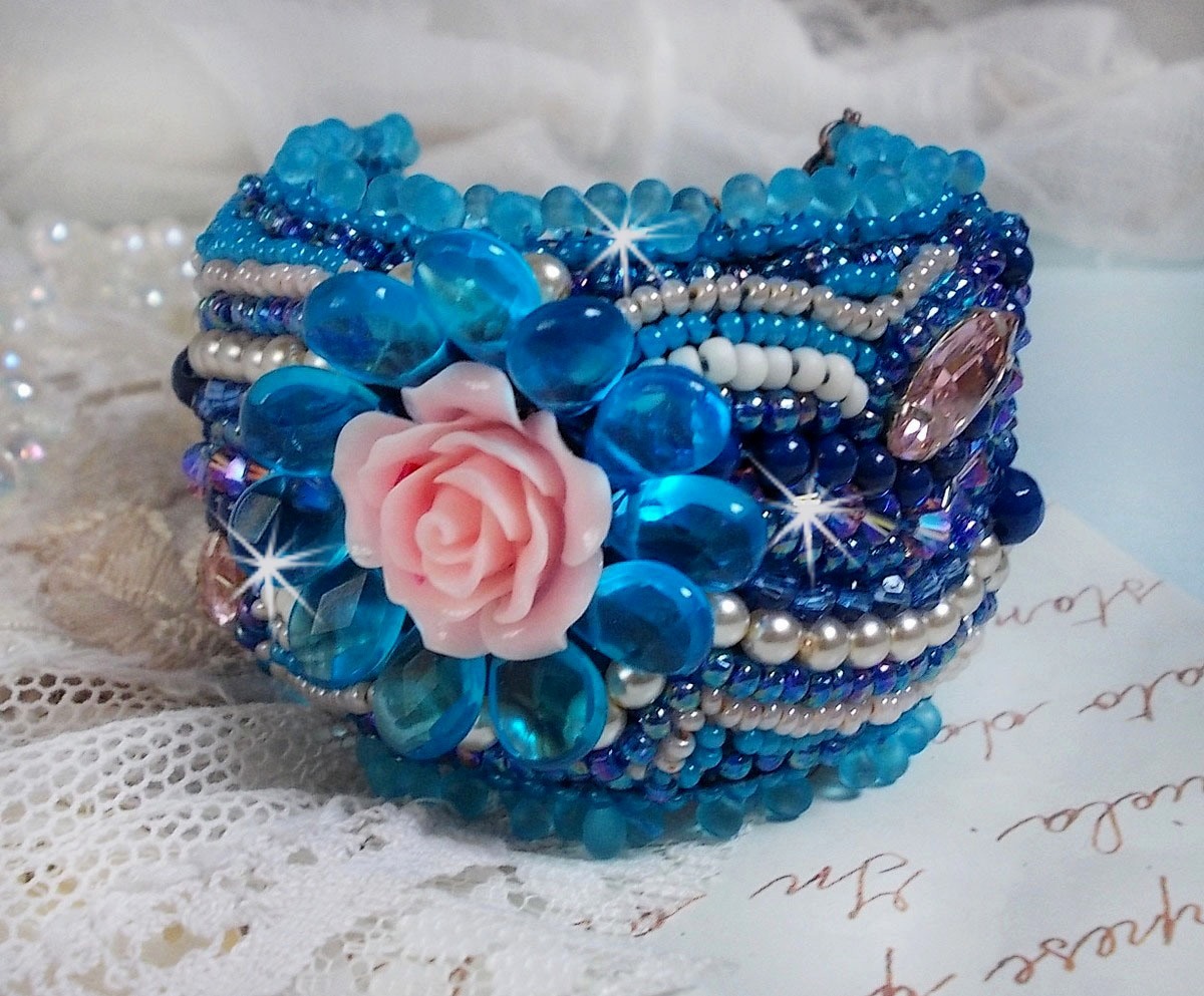 Belle Epoque Manschette Haute-Couture Armband bestickt mit Swarovski Kristallen, Harz Cabochons und Rocailles