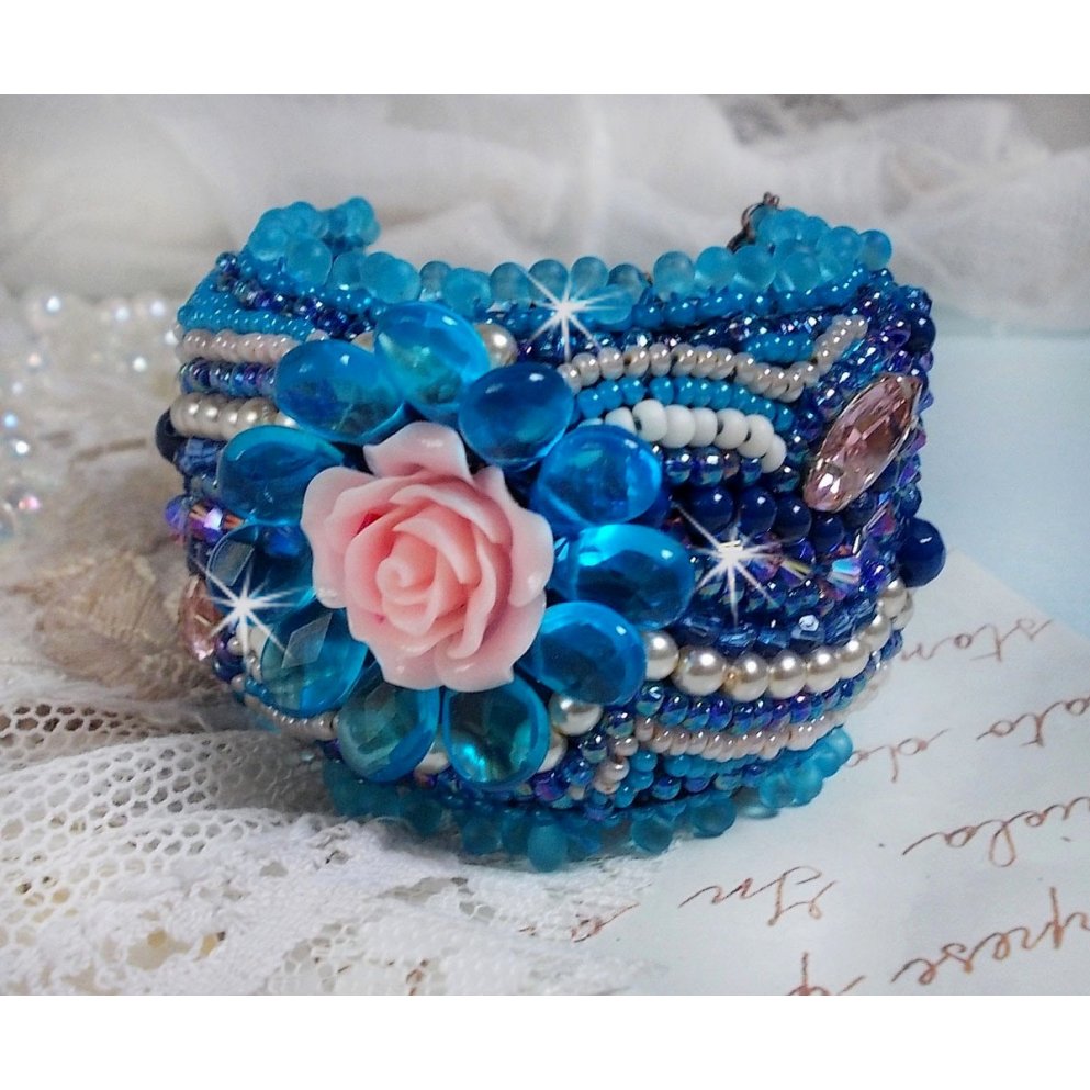 Belle Epoque Manschette Haute-Couture Armband bestickt mit Swarovski Kristallen, Harz Cabochons und Rocailles