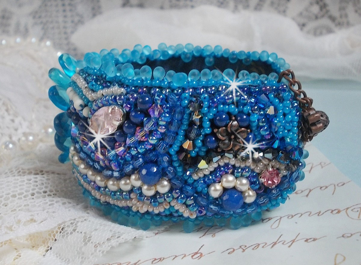 Belle Epoque Manschette Haute-Couture Armband bestickt mit Swarovski Kristallen, Harz Cabochons und Rocailles