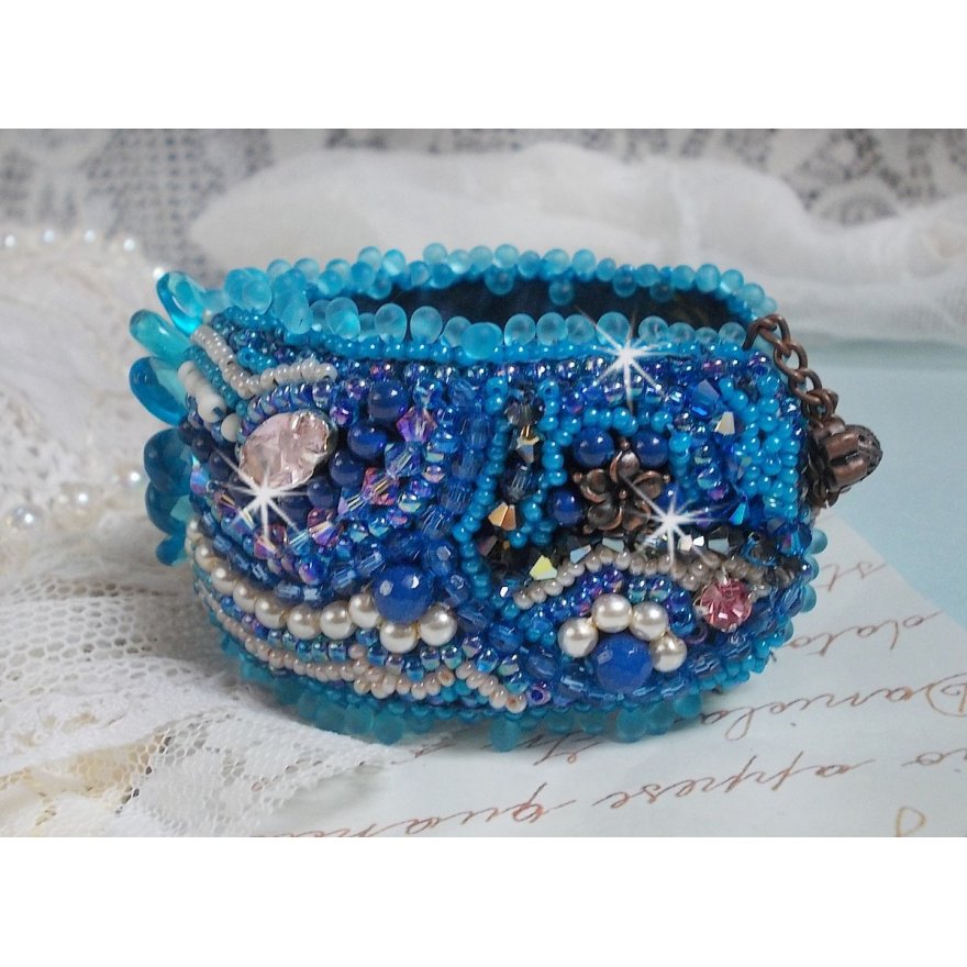 Belle Epoque Manschette Haute-Couture Armband bestickt mit Swarovski Kristallen, Harz Cabochons und Rocailles