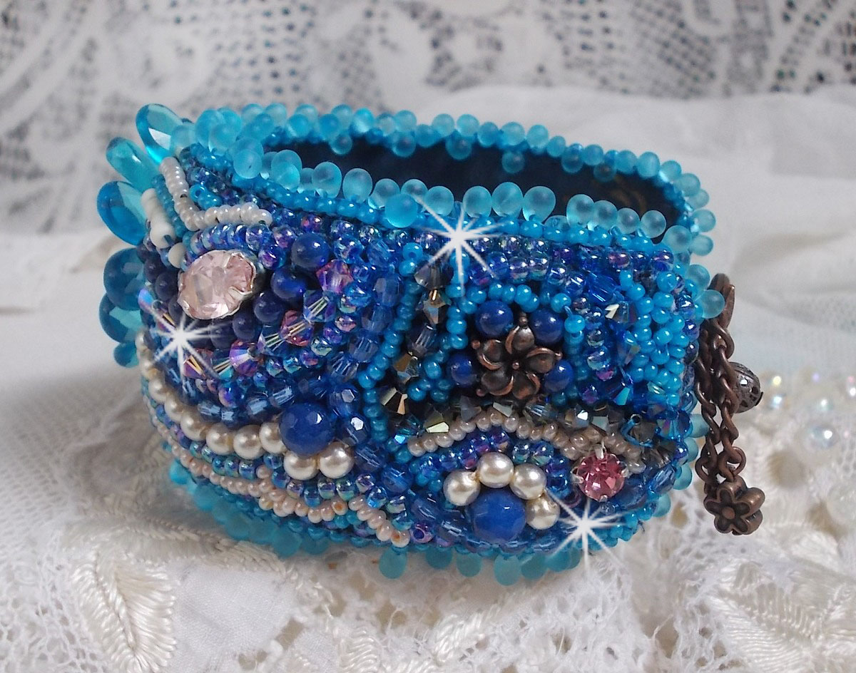 Belle Epoque Manschette Haute-Couture Armband bestickt mit Swarovski Kristallen, Harz Cabochons und Rocailles