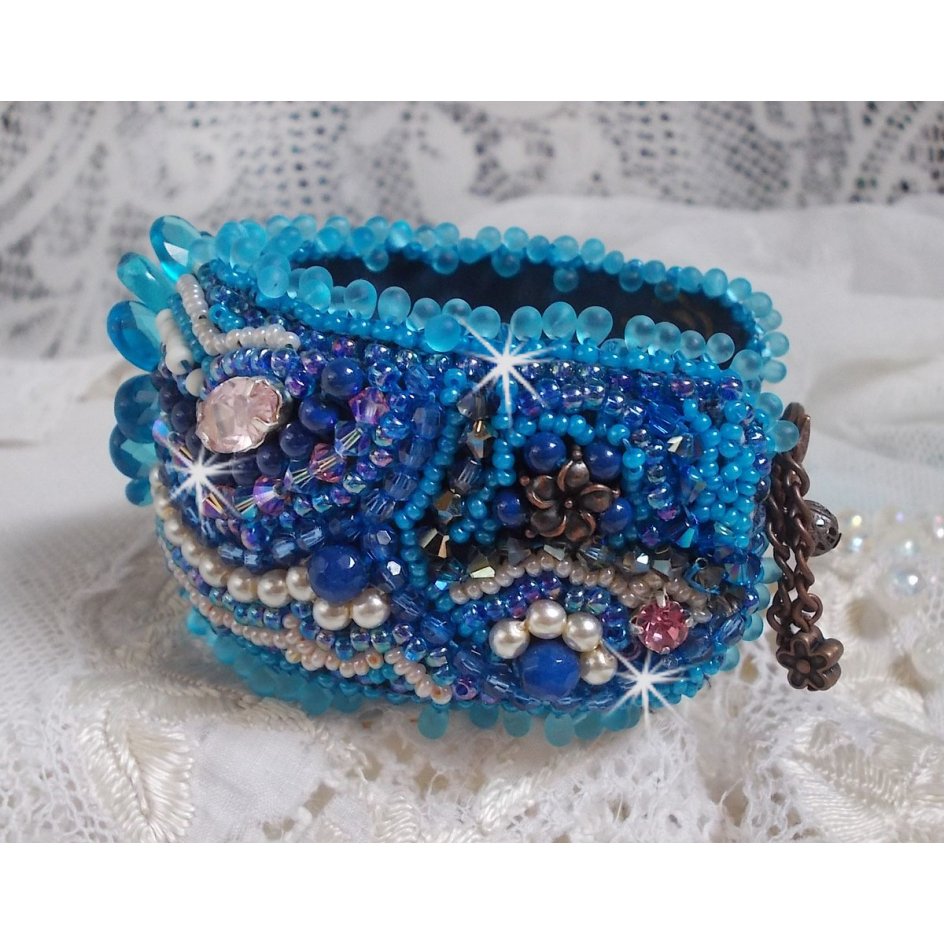 Belle Epoque Manschette Haute-Couture Armband bestickt mit Swarovski Kristallen, Harz Cabochons und Rocailles