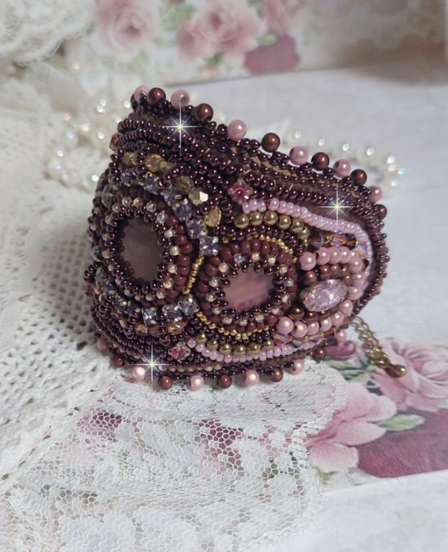 Romance Manschettenarmband, bestickt mit Mahagoni-Perlen im Vintage-Look, Perlmuttperlen und Rocailles