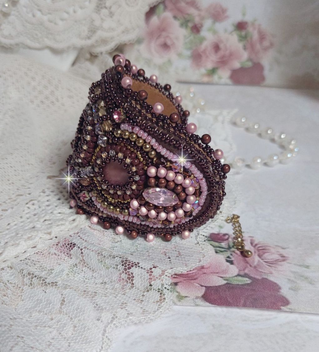 Romance Manschettenarmband, bestickt mit Mahagoni-Perlen im Vintage-Look, Perlmuttperlen und Rocailles