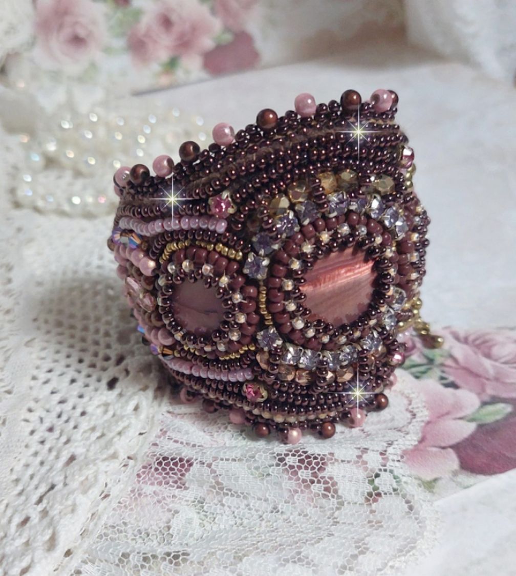 Romance Manschettenarmband, bestickt mit Mahagoni-Perlen im Vintage-Look, Perlmuttperlen und Rocailles