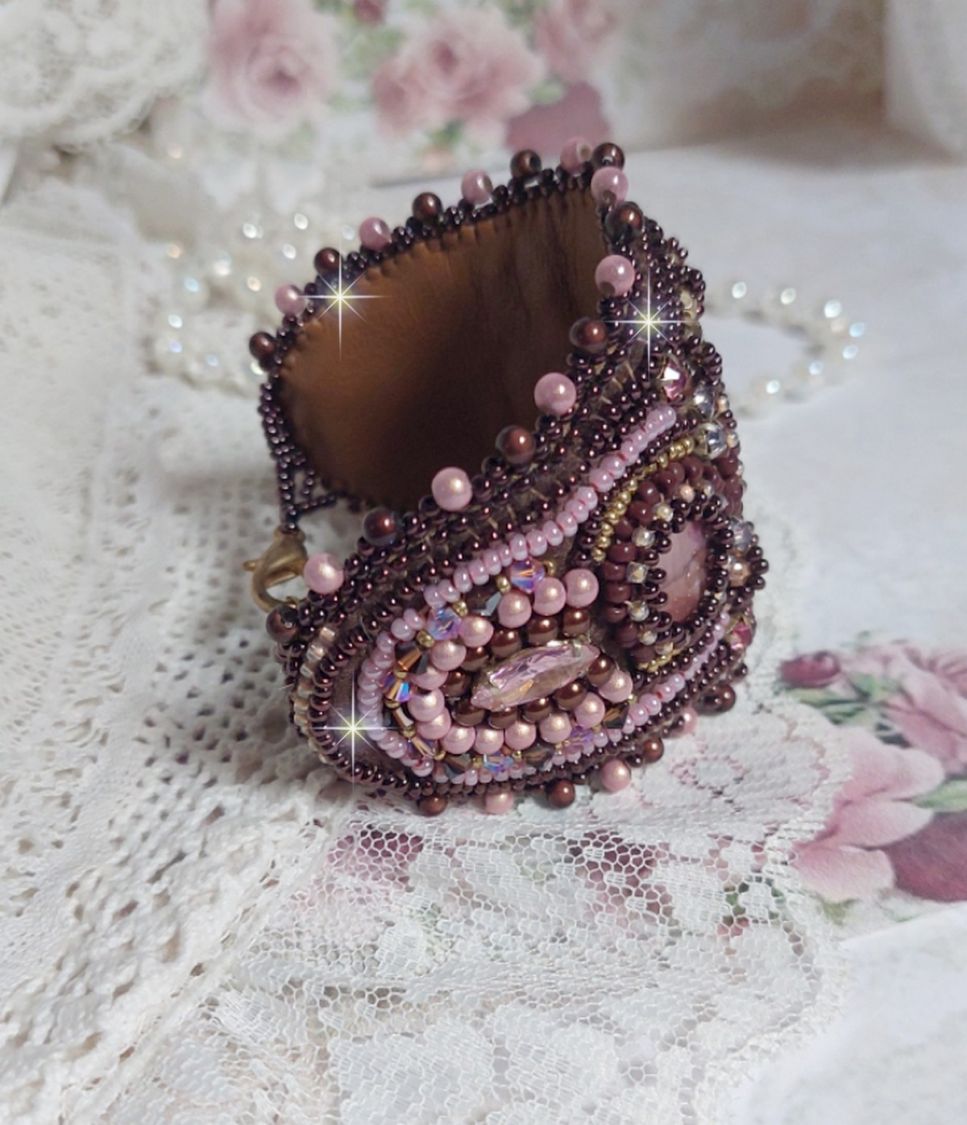 Romance Manschettenarmband, bestickt mit Mahagoni-Perlen im Vintage-Look, Perlmuttperlen und Rocailles