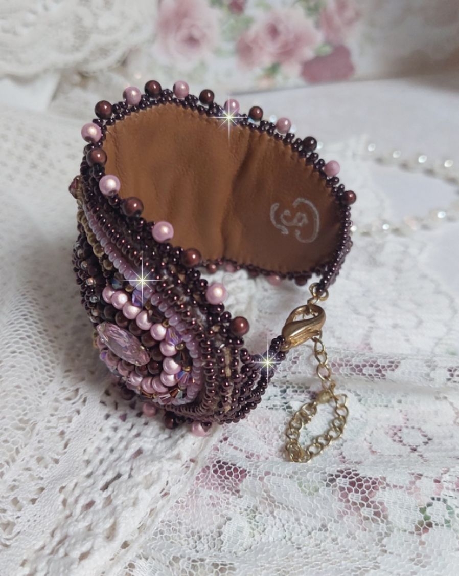 Romance Manschettenarmband, bestickt mit Mahagoni-Perlen im Vintage-Look, Perlmuttperlen und Rocailles