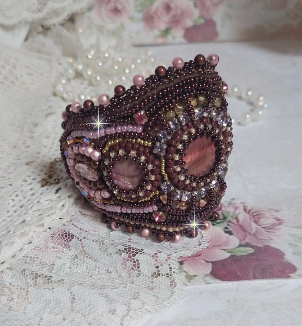 Romance Manschettenarmband, bestickt mit Mahagoni-Perlen im Vintage-Look, Perlmuttperlen und Rocailles