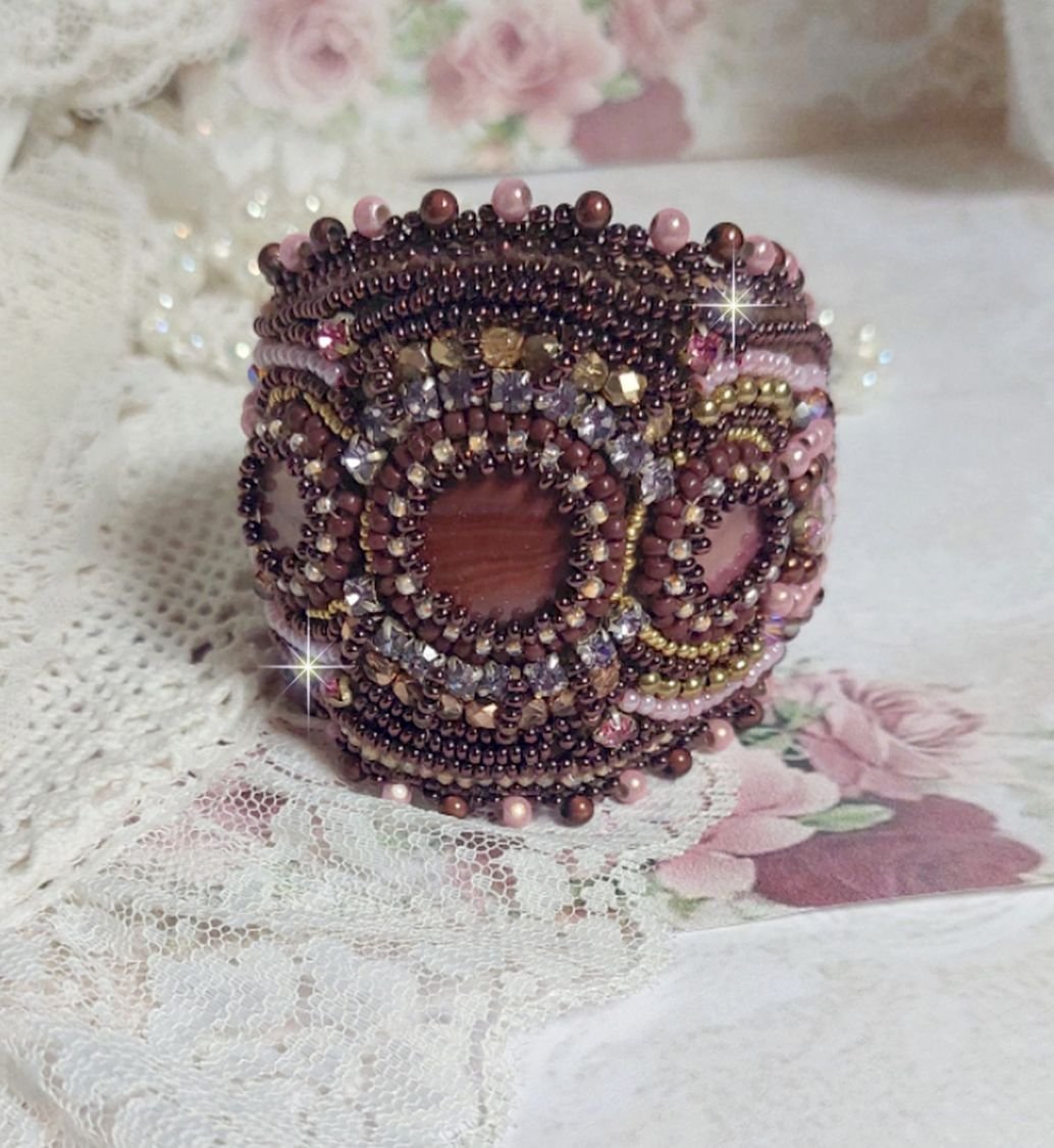 Romance Manschettenarmband, bestickt mit Mahagoni-Perlen im Vintage-Look, Perlmuttperlen und Rocailles