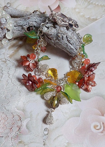 Bracelet Blondy cr&eacute;&eacute; sur un bracelet gourmette avec fleurs, feuilles, perles, cristaux et perles en Jade teint&eacute; Orange