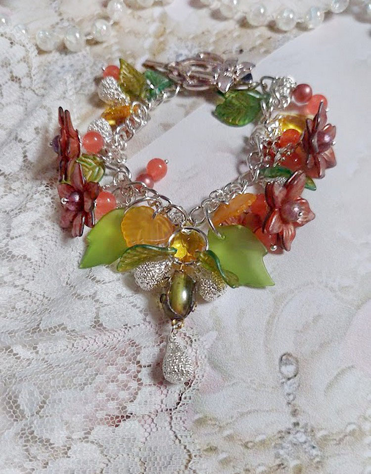 Bracelet Blondy créé sur un bracelet gourmette avec fleurs, feuilles, perles, cristaux et perles en Jade teinté Orange