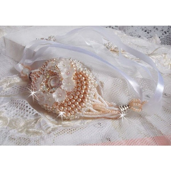 Armband Bouquet d'un Jour bestickt mit Swarovski-Perlmuttperlen, Lucite-Blumen, B&auml;ndern und hochwertigen Rocailles