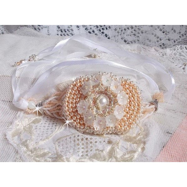 Armband Bouquet d'un Jour bestickt mit Swarovski-Perlmuttperlen, Lucite-Blumen, B&auml;ndern und hochwertigen Rocailles