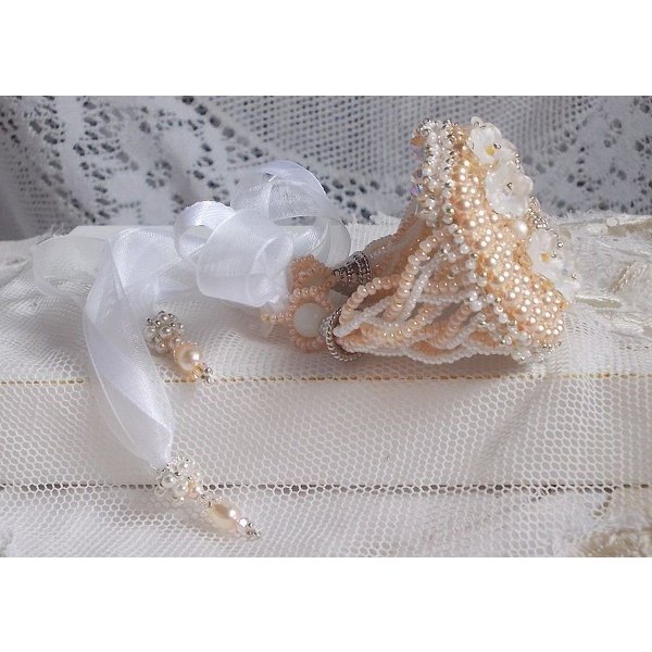 Armband Bouquet d'un Jour bestickt mit Swarovski-Perlmuttperlen, Lucite-Blumen, B&auml;ndern und hochwertigen Rocailles