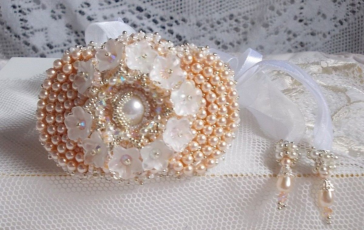 Armband Bouquet d'un Jour bestickt mit Swarovski-Perlmuttperlen, Lucite-Blumen, Bändern und hochwertigen Rocailles