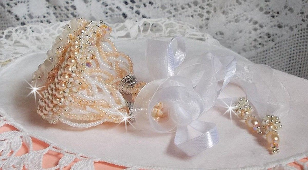 Armband Bouquet d'un Jour bestickt mit Swarovski-Perlmuttperlen, Lucite-Blumen, Bändern und hochwertigen Rocailles