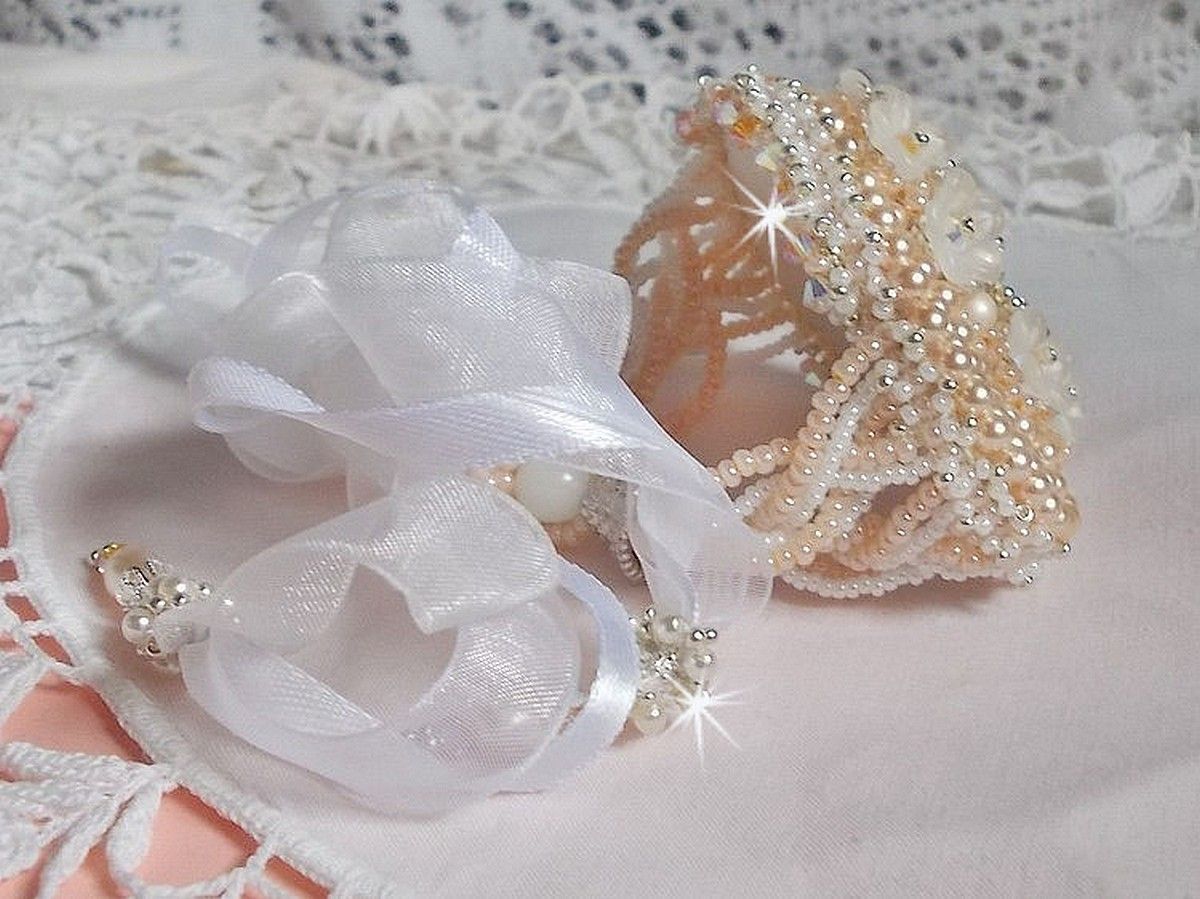 Armband Bouquet d'un Jour bestickt mit Swarovski-Perlmuttperlen, Lucite-Blumen, Bändern und hochwertigen Rocailles