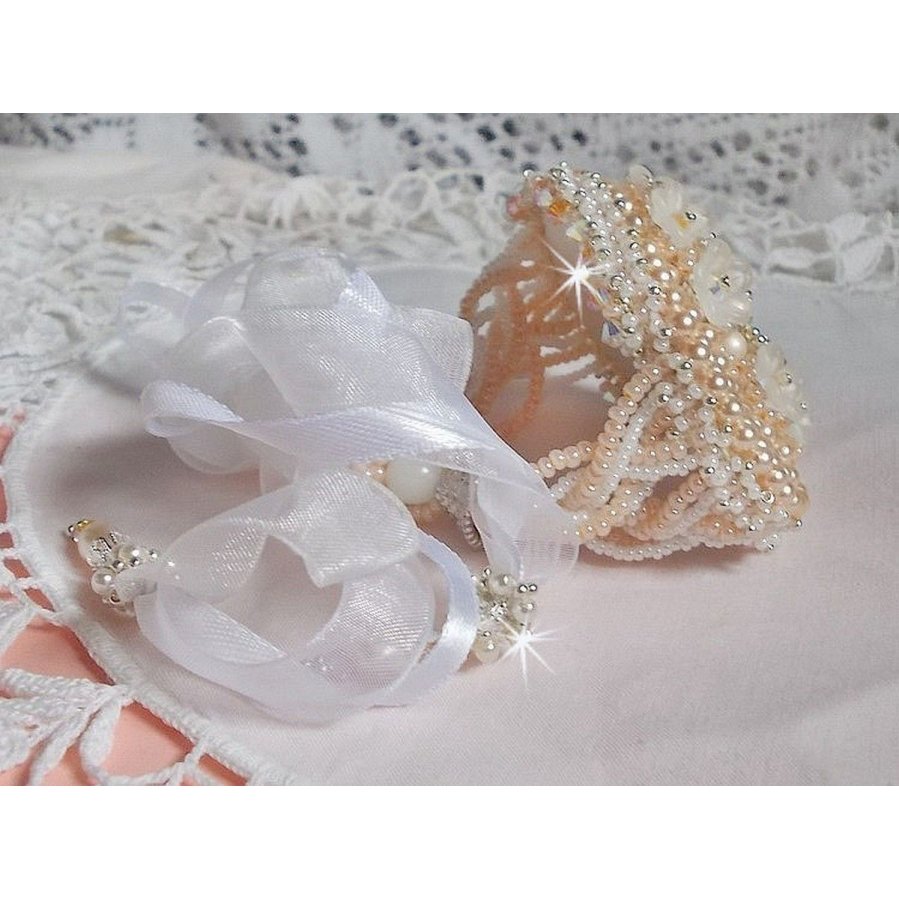 Armband Bouquet d'un Jour bestickt mit Swarovski-Perlmuttperlen, Lucite-Blumen, Bändern und hochwertigen Rocailles