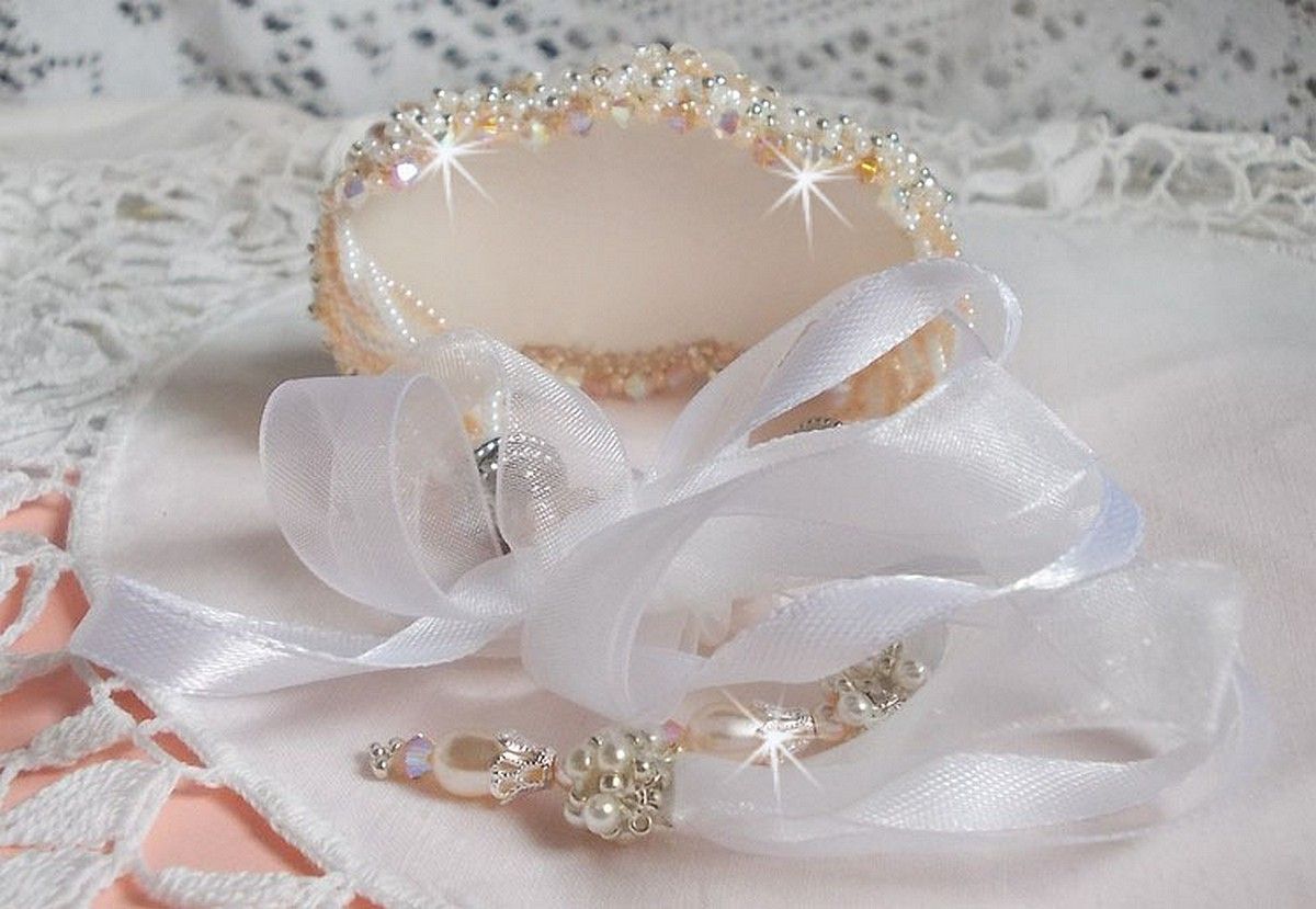 Armband Bouquet d'un Jour bestickt mit Swarovski-Perlmuttperlen, Lucite-Blumen, Bändern und hochwertigen Rocailles