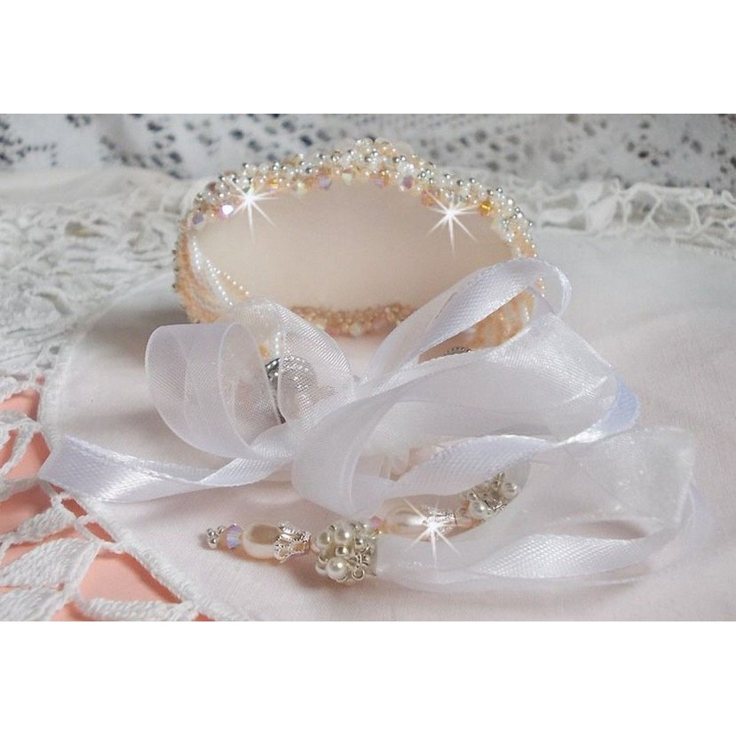 Armband Bouquet d'un Jour bestickt mit Swarovski-Perlmuttperlen, Lucite-Blumen, Bändern und hochwertigen Rocailles