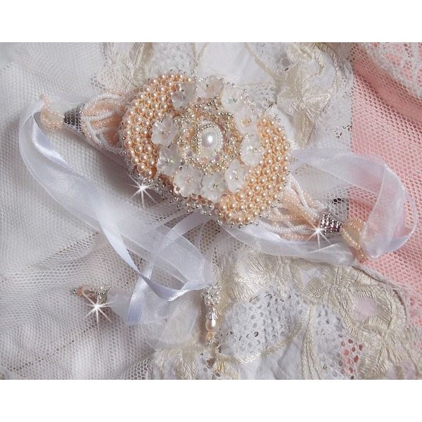 Armband Bouquet d'un Jour bestickt mit Swarovski-Perlmuttperlen, Lucite-Blumen, B&auml;ndern und hochwertigen Rocailles