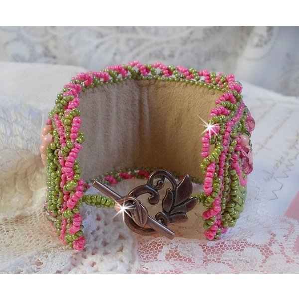 Miss Lady Armband Manschette bestickt mit Swarovski-Kristallen, Facetten aus b&ouml;hmischem Glas und Rocailles in Gr&uuml;n und Rosa