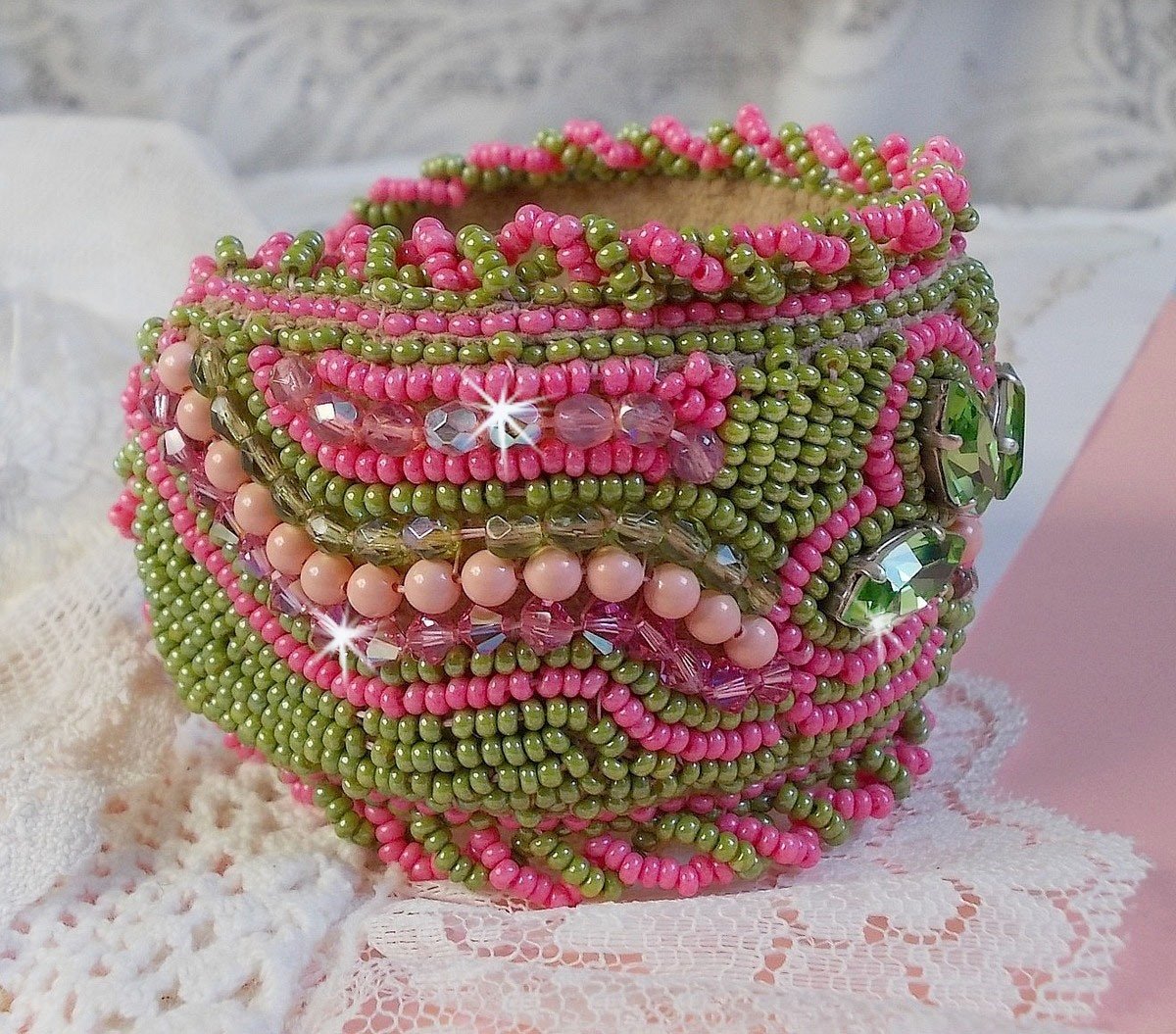 Miss Lady Armband Manschette bestickt mit Swarovski-Kristallen, Facetten aus böhmischem Glas und Rocailles in Grün und Rosa