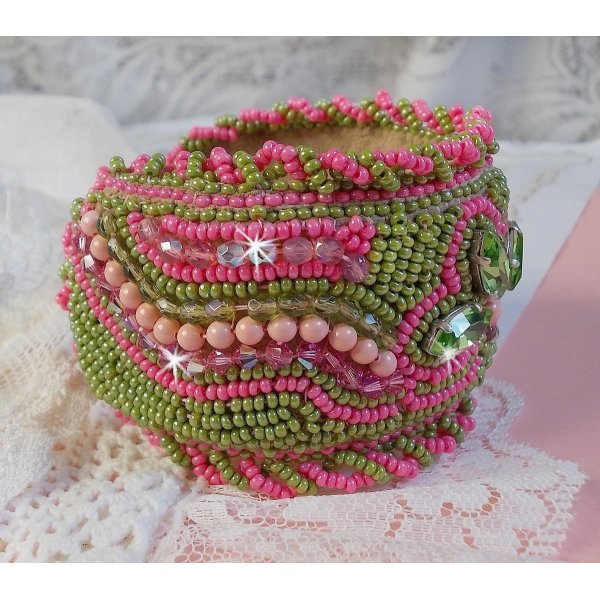 Miss Lady Armband Manschette bestickt mit Swarovski-Kristallen, Facetten aus b&ouml;hmischem Glas und Rocailles in Gr&uuml;n und Rosa
