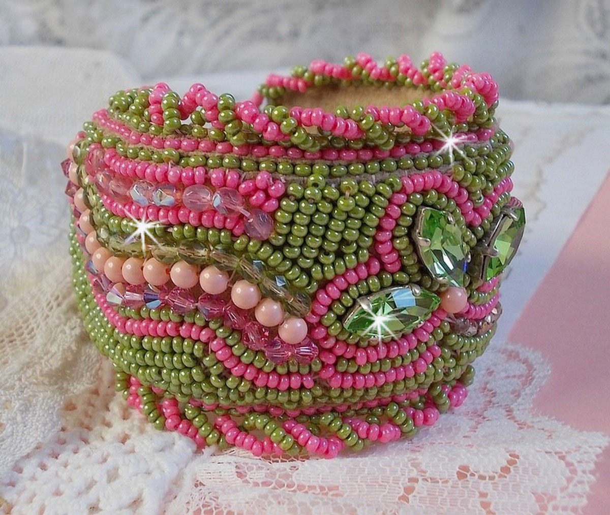 Miss Lady Armband Manschette bestickt mit Swarovski-Kristallen, Facetten aus böhmischem Glas und Rocailles in Grün und Rosa