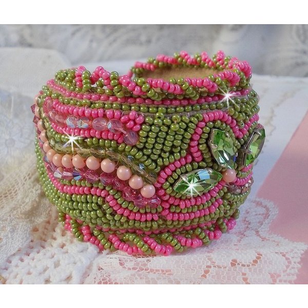 Miss Lady Armband Manschette bestickt mit Swarovski-Kristallen, Facetten aus b&ouml;hmischem Glas und Rocailles in Gr&uuml;n und Rosa