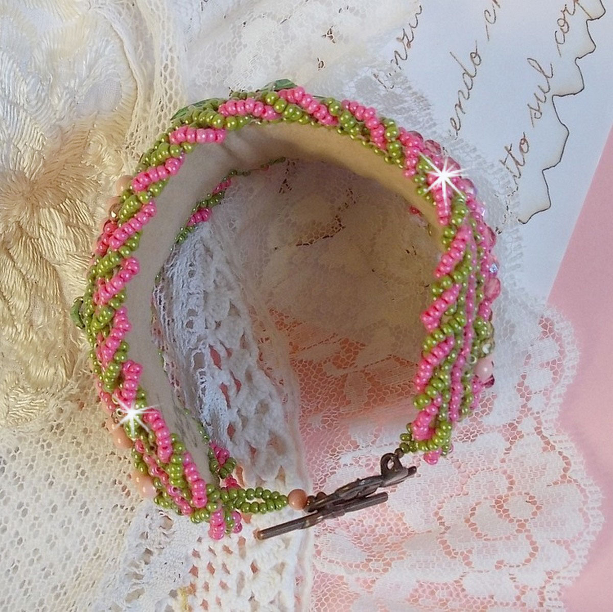 Miss Lady Armband Manschette bestickt mit Swarovski-Kristallen, Facetten aus böhmischem Glas und Rocailles in Grün und Rosa