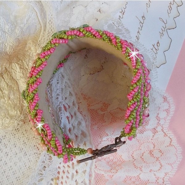 Miss Lady Armband Manschette bestickt mit Swarovski-Kristallen, Facetten aus b&ouml;hmischem Glas und Rocailles in Gr&uuml;n und Rosa