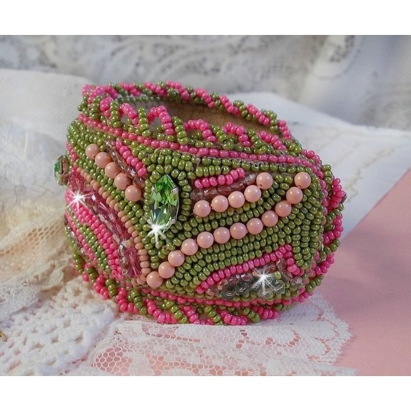 Miss Lady Armband Manschette bestickt mit Swarovski-Kristallen, Facetten aus b&ouml;hmischem Glas und Rocailles in Gr&uuml;n und Rosa