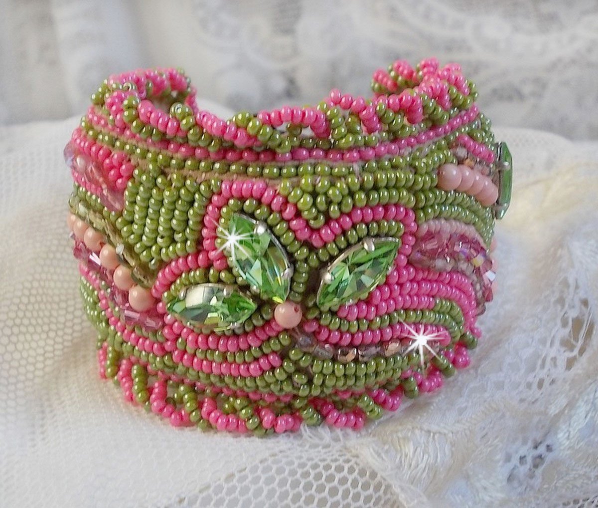 Miss Lady Armband Manschette bestickt mit Swarovski-Kristallen, Facetten aus böhmischem Glas und Rocailles in Grün und Rosa