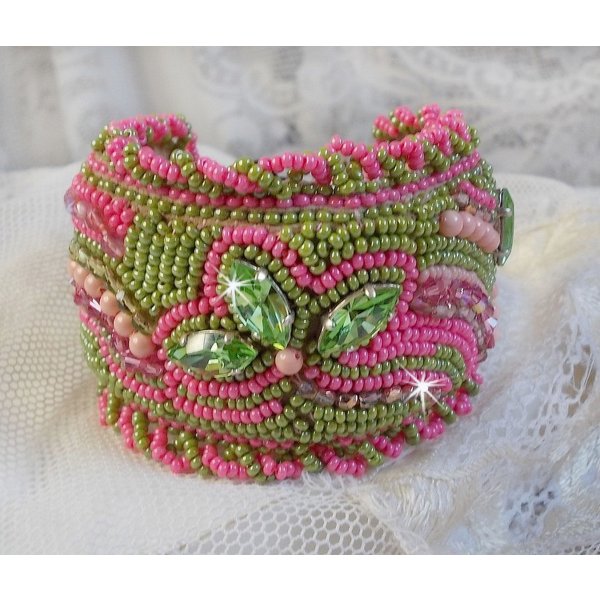 Miss Lady Armband Manschette bestickt mit Swarovski-Kristallen, Facetten aus b&ouml;hmischem Glas und Rocailles in Gr&uuml;n und Rosa