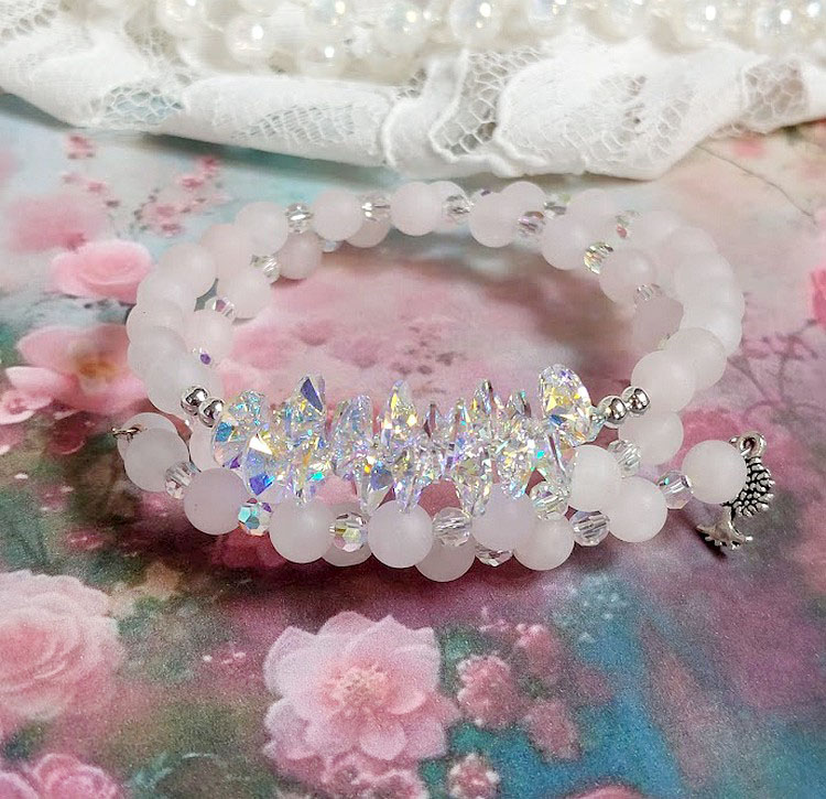 Bracelet Carrousel en Quartz cr&eacute;&eacute; avec pierres de gemme : le Quartz, breloque arbre de vie et perles Cristal Swarovski