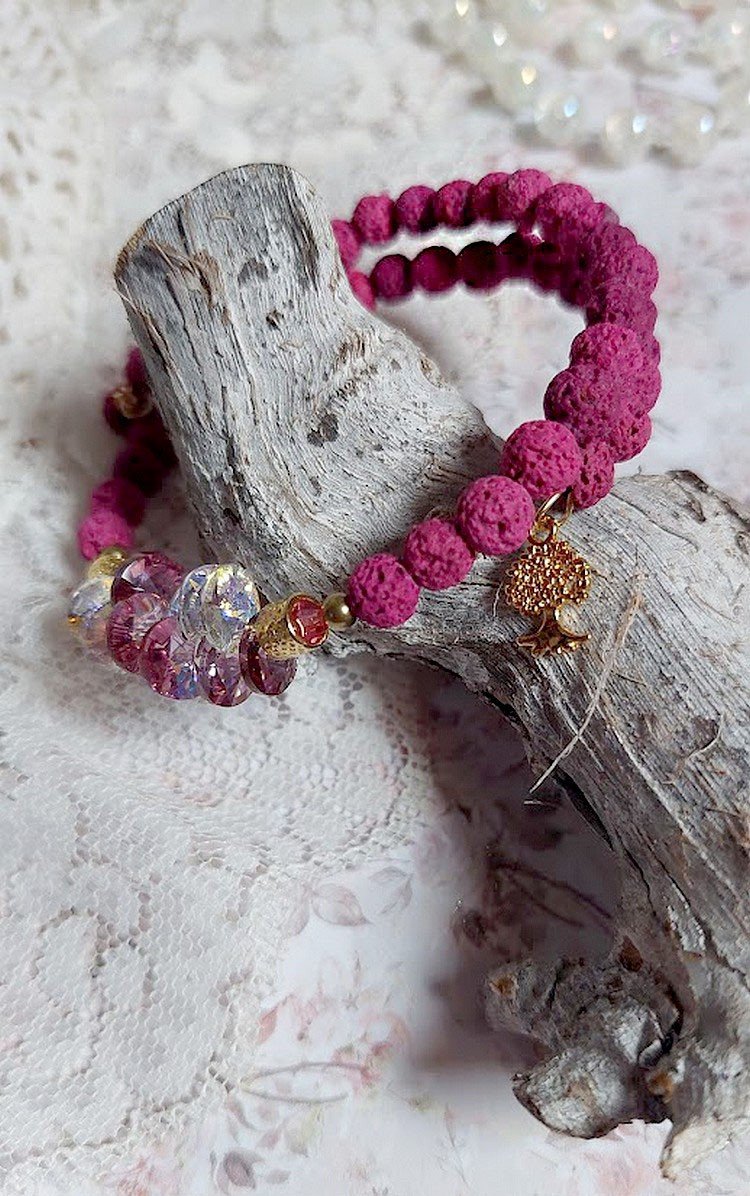 Bracelet Couronne Rose Framboise avec pierres de Lave, pendentifs et toupies en cristal, breloque arbre de vie