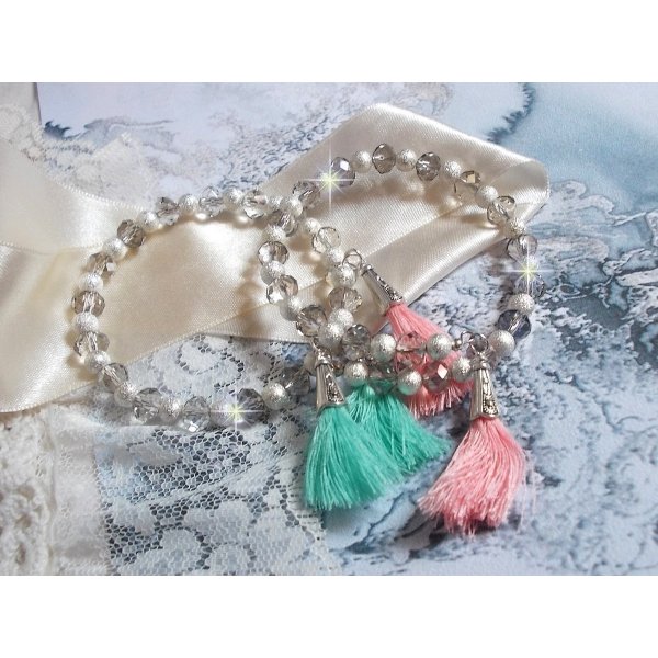 Bracelets Cristalline Eclat avec doubles bracelets aux perles Stardust Argent&eacute;es effet paillet&eacute;, perles rondes facett&eacute;es en verre et pompons couleur Rose et Menthe pour un style contemporain